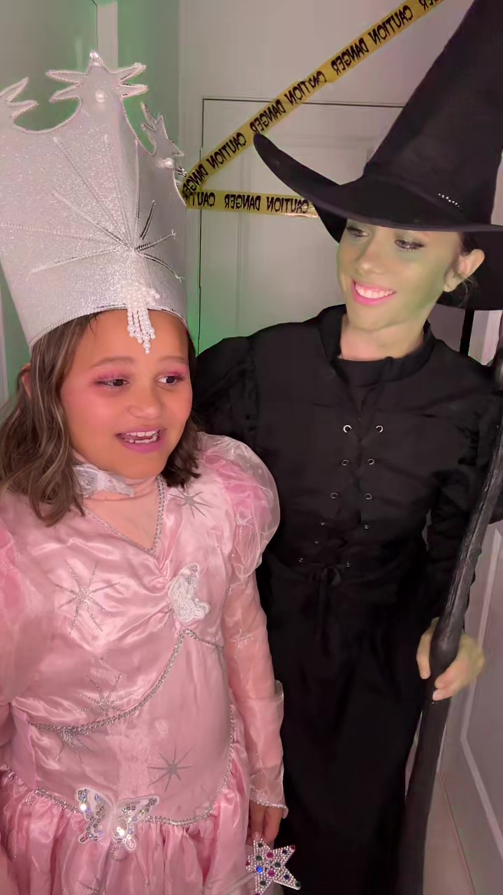 Cast a spell on the crowd with the Wizard of Oz Wicked Witch Costume for Women! Inspired by the iconic emerald-clad villain from the beloved classic, this dramatic look captures the mysterious, powerful presence that made her unforgettable.